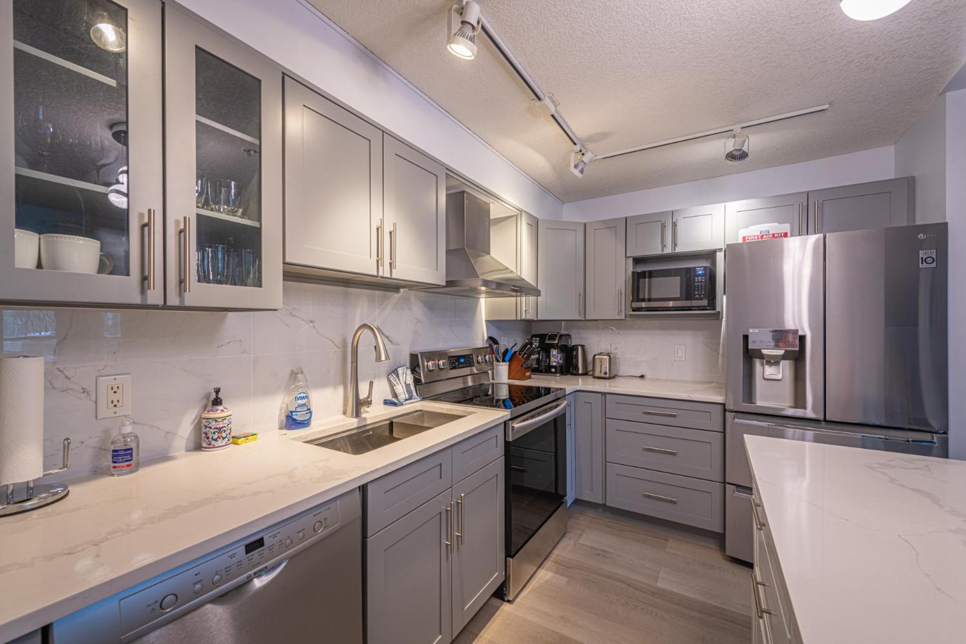 Mountain View One Bedroom Vacation Suite - Windtower 119 Canmore Exterior foto